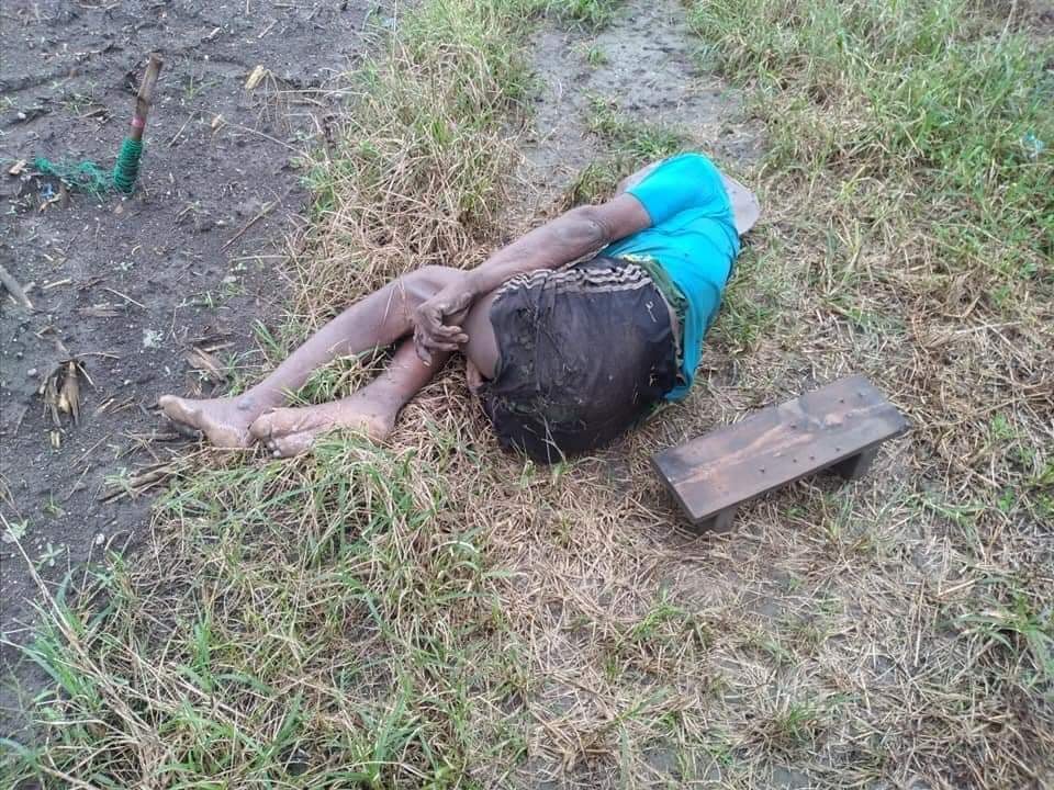 IrrawaddyNews's tweet photo. A 70-year-old man wearing a t-shirt with the UN emblem on it was shot dead on Sunday by junta soldiers in #Kayah State’s Demoso Township, On Monday, the hearse carrying his body was hit by a mine reportedly planted by regime troops. (Photo: CJ) 

#WhatsHappeningInMyanmar https://t.co/oltPEqqnhj