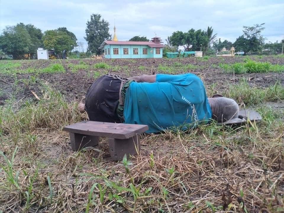 IrrawaddyNews's tweet photo. A 70-year-old man wearing a t-shirt with the UN emblem on it was shot dead on Sunday by junta soldiers in #Kayah State’s Demoso Township, On Monday, the hearse carrying his body was hit by a mine reportedly planted by regime troops. (Photo: CJ) 

#WhatsHappeningInMyanmar https://t.co/oltPEqqnhj