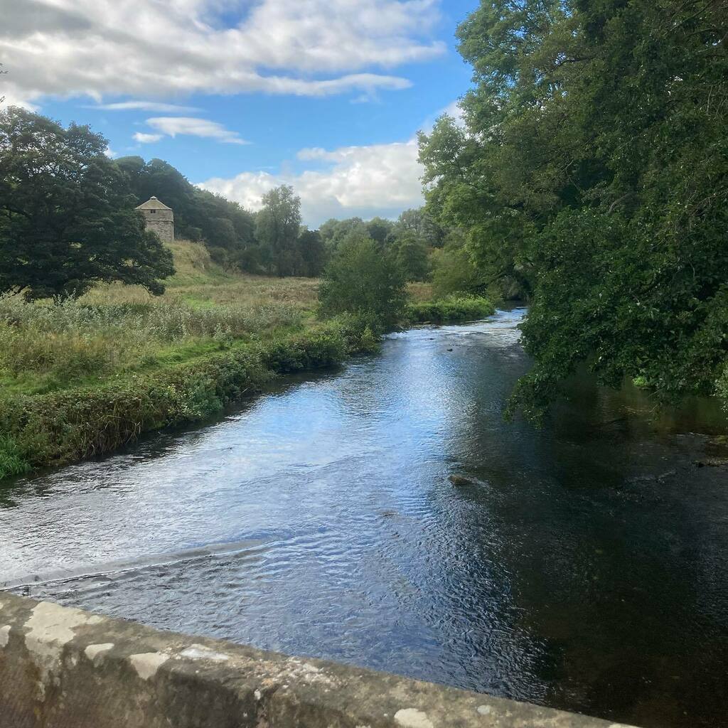 SuePrinceArtist's tweet photo. Today I’m on duty at our lovely #popupshop at @haddonhall with @thomaspetitglass (I’m learning to knit in the quiet times) (gorgeous basket by @wheatcroftwillow) Pop in and see us!
.
.
.
#pdartisans #folkart #theisolationchronicles #peakdistrictnationalpark #haddonhall #cer… https://t.co/eeJcL4tUUA