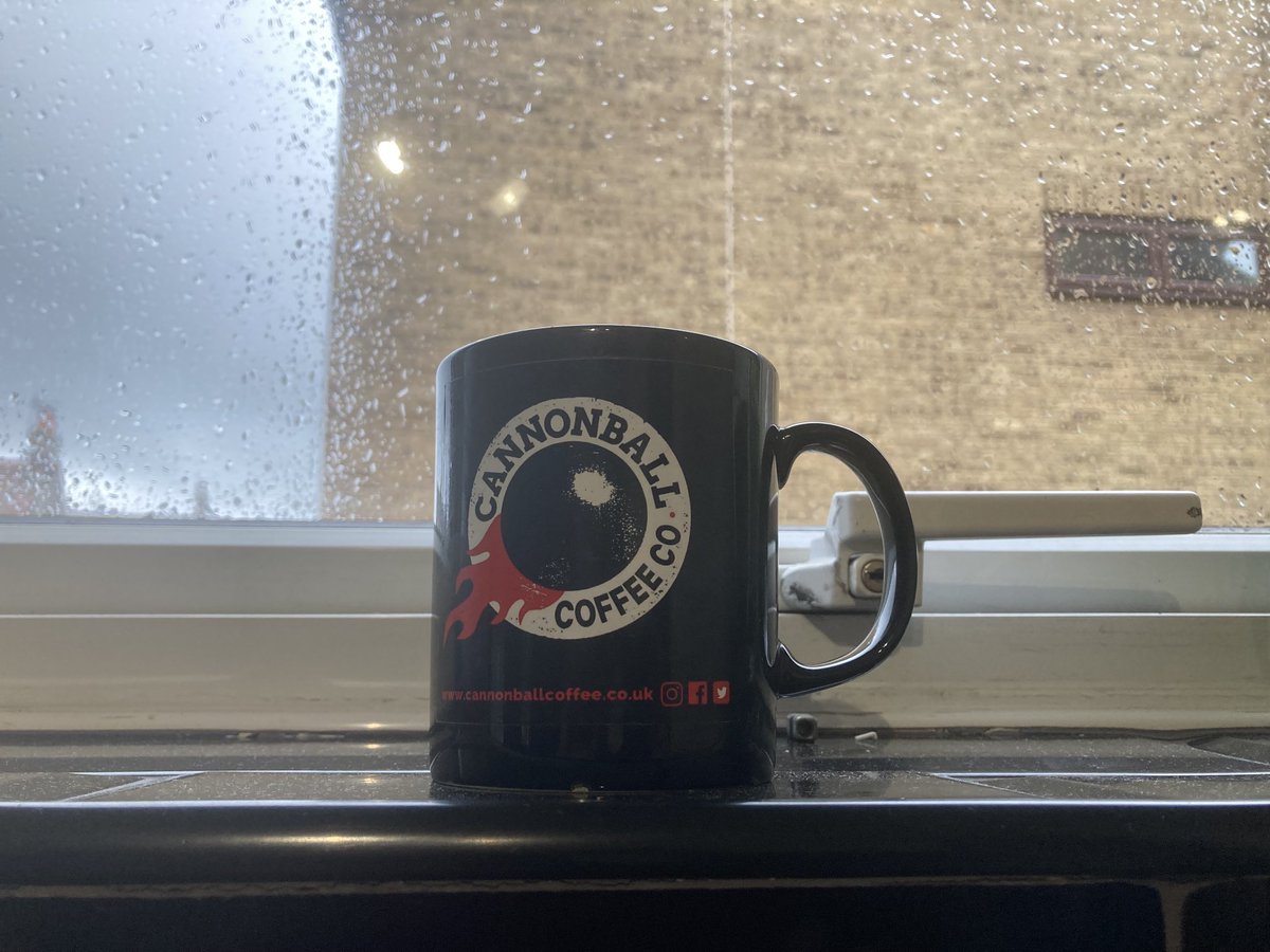 Chucking it down outside but nice and warm inside thanks to ⁦<a href="/cannonballer18/">Cannonball Coffee</a>⁩ ⁦<a href="/HociMen35s/">WalesHociMasters35s</a>⁩ #mindfulMonday #Autumnishere #happyhockey
