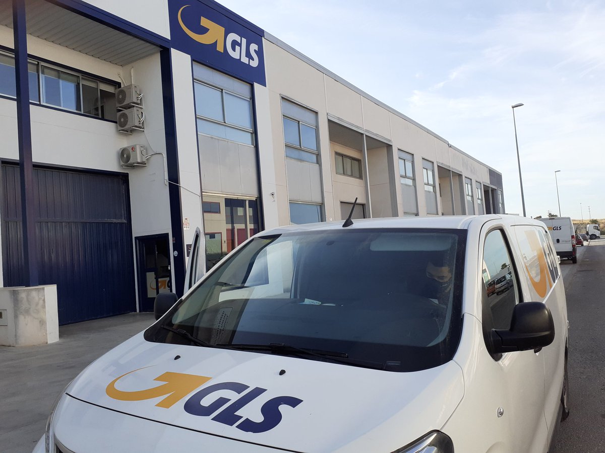 victorvfernadez's tweet photo. ¡Calentado motores! Empezamos el #Driverday, desde GLS Puente Genil, con David,  una jornada muy especial en la que nos ponemos en la piel de nuestros compañeros mensajeros acompañándolos durante todo el día para vivir la experiencia de entrega GLS 🚚📦
#GLSWeDeliver #SomosGLS https://t.co/26rnu86A9G