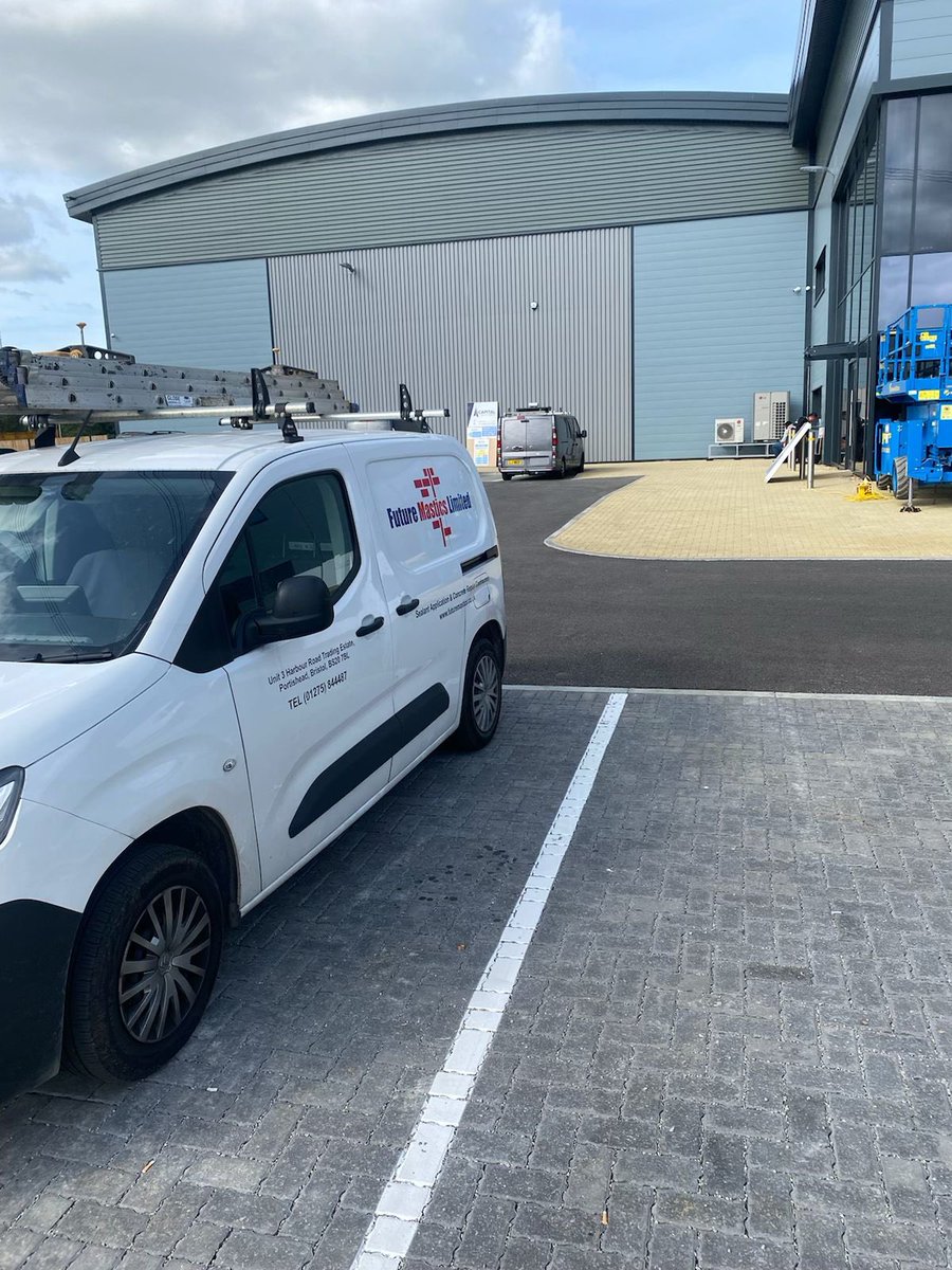 FutureMastics's tweet photo. Carrying out sealant application services to offices in Leighton Buzzard, Bedfordshire. #mastic #masticman #masticcompany #masticcontractor #sealant #sealantapplication #sealantcompany #sealantcontractor #Leightonbuzzard #Bedfordshire #East https://t.co/C7Jn8aT4Wx