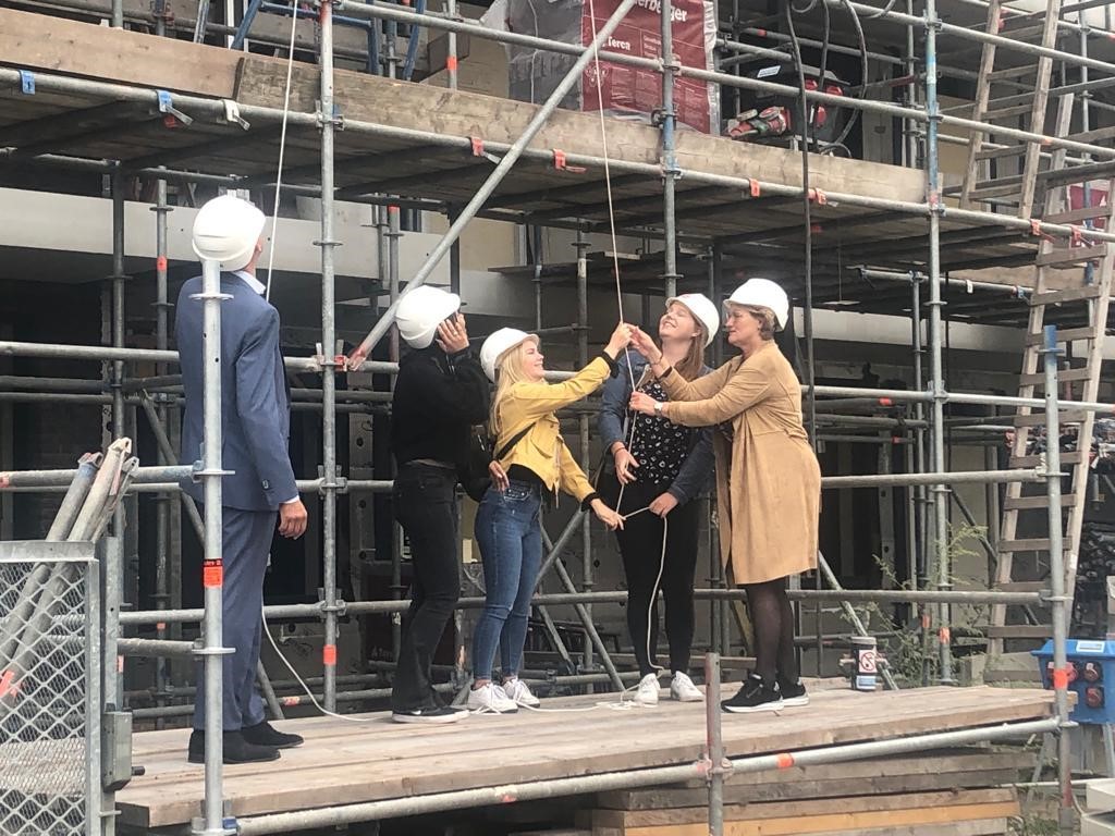 Vrijdag 24 september vierden we het hoogste punt van de bouw van een bijzonder project: Maatschappelijk Mooi. Een bijzondere woonvorm en op een bijzondere manier duurzaam.
ow.ly/QT1A50GgQxO