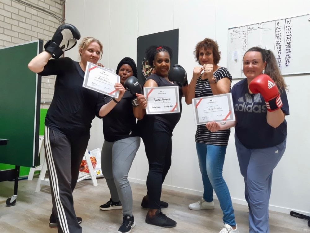 hardlopen67's tweet photo. Afgelopen donderdag kickboksles gegeven bij onze mooie organisatie in samenwerking met de werkgeverij. Heb twee professionals van jeugdzorg  en twee deelnemers, van de Ribw mooie certificaat gegeven. Wat waren ze blij.
Toppers zijn het. https://t.co/cFl7hsxsgF