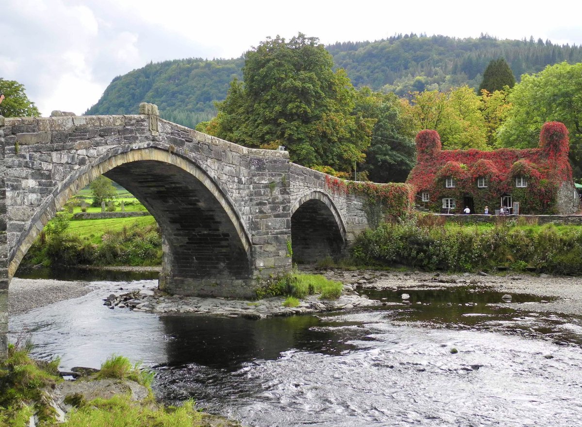 The most beautiful Autumn sight @TuHwntirBont  @NTWales  @northwaleslive