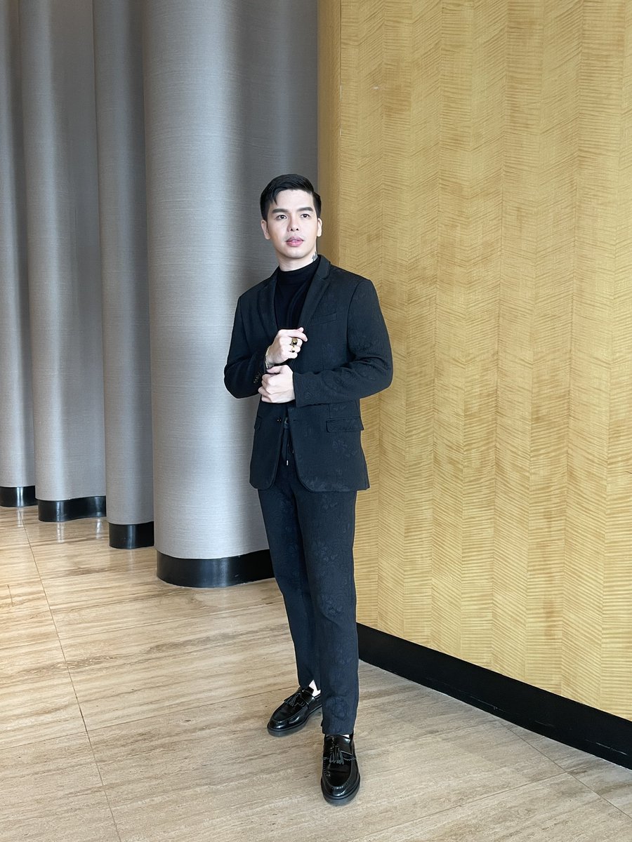anthonyrosaldo's tweet photo. A rare photo of a guy who attended a wedding in 2021. Not a zoom meeting, but a personal one. A REAL NORMAL ONE! π
P.S. I took of the face mask just for the pic and nagpaswab po kami for this and tested negative ha? π
#PerryTaleNiKris https://t.co/OLRb5VcexK