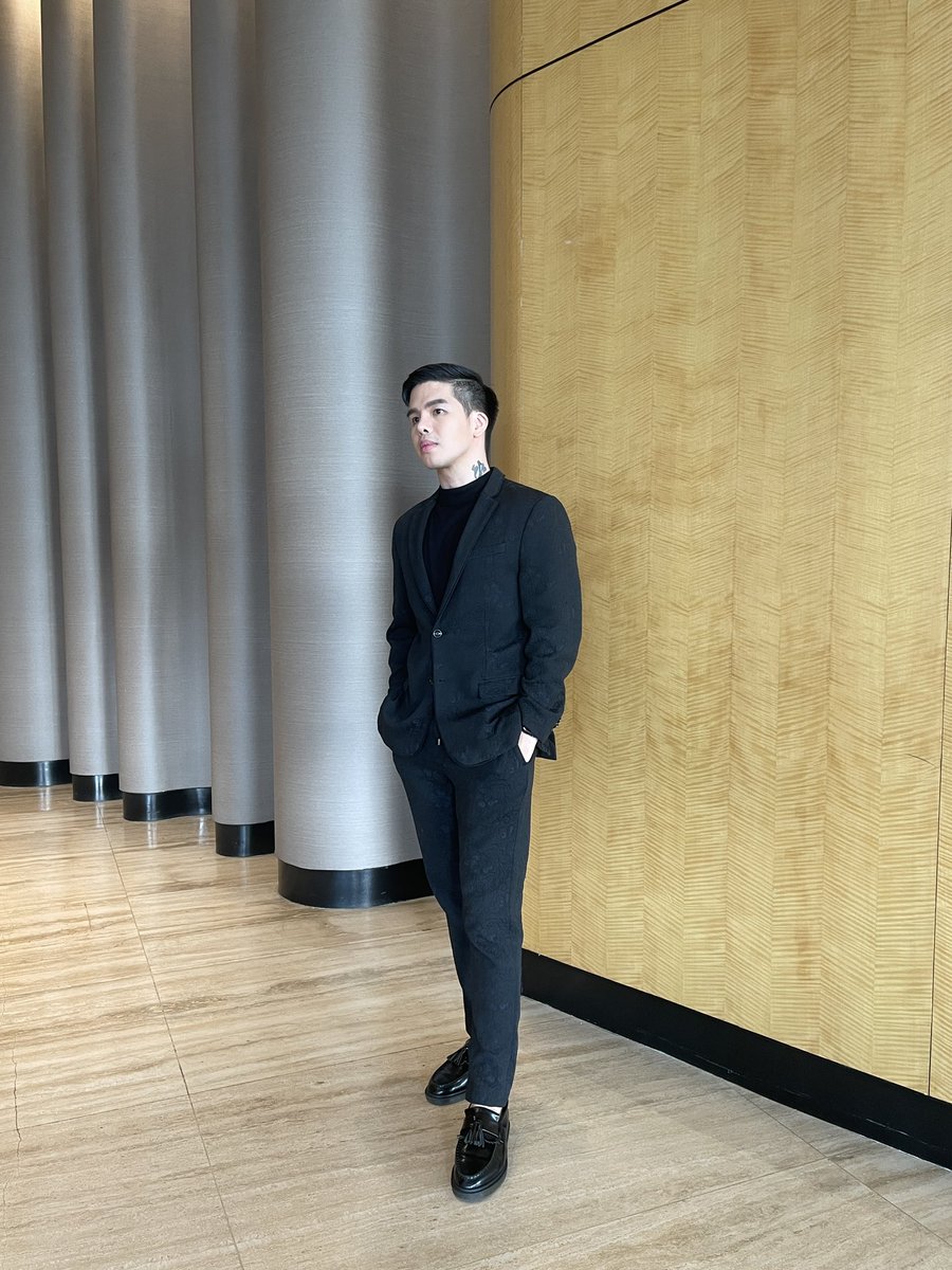 anthonyrosaldo's tweet photo. A rare photo of a guy who attended a wedding in 2021. Not a zoom meeting, but a personal one. A REAL NORMAL ONE! π
P.S. I took of the face mask just for the pic and nagpaswab po kami for this and tested negative ha? π
#PerryTaleNiKris https://t.co/OLRb5VcexK