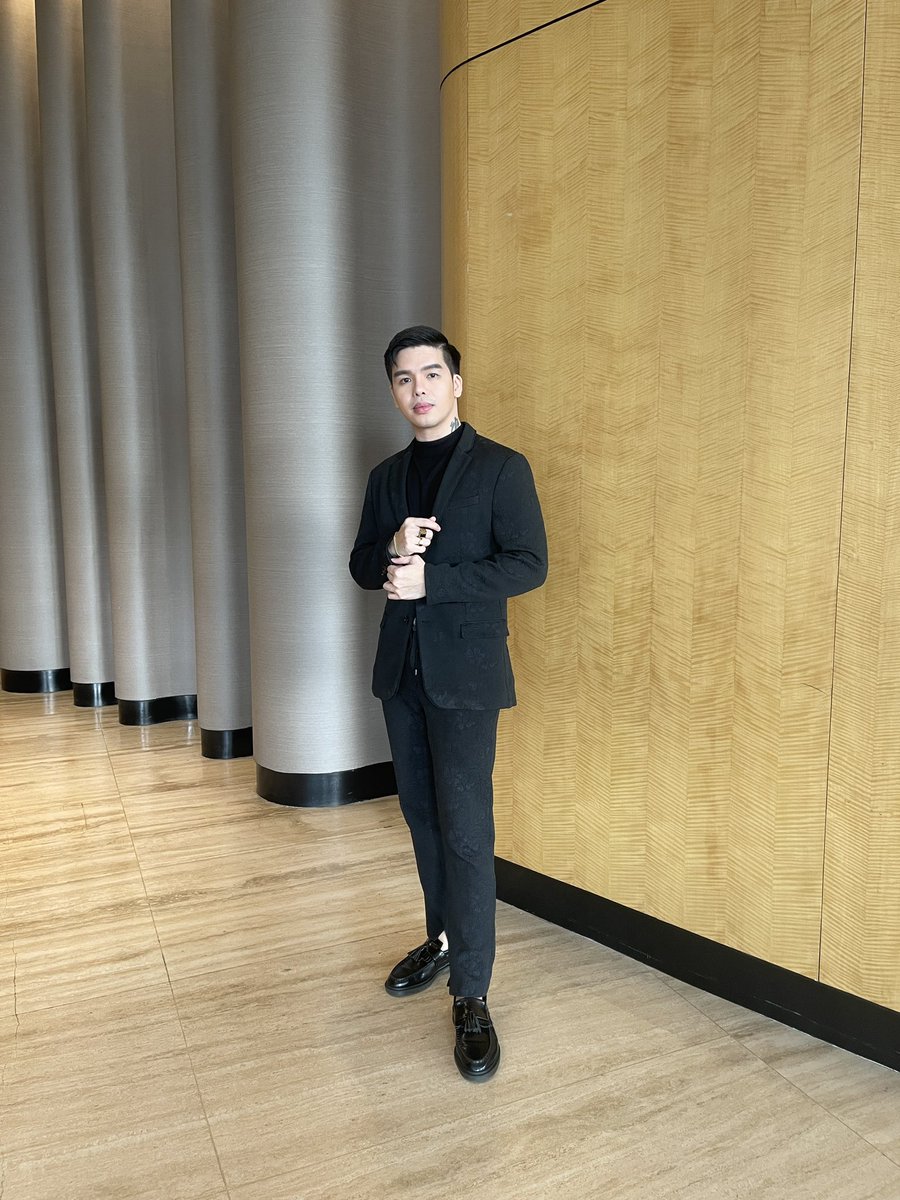 anthonyrosaldo's tweet photo. A rare photo of a guy who attended a wedding in 2021. Not a zoom meeting, but a personal one. A REAL NORMAL ONE! π
P.S. I took of the face mask just for the pic and nagpaswab po kami for this and tested negative ha? π
#PerryTaleNiKris https://t.co/OLRb5VcexK