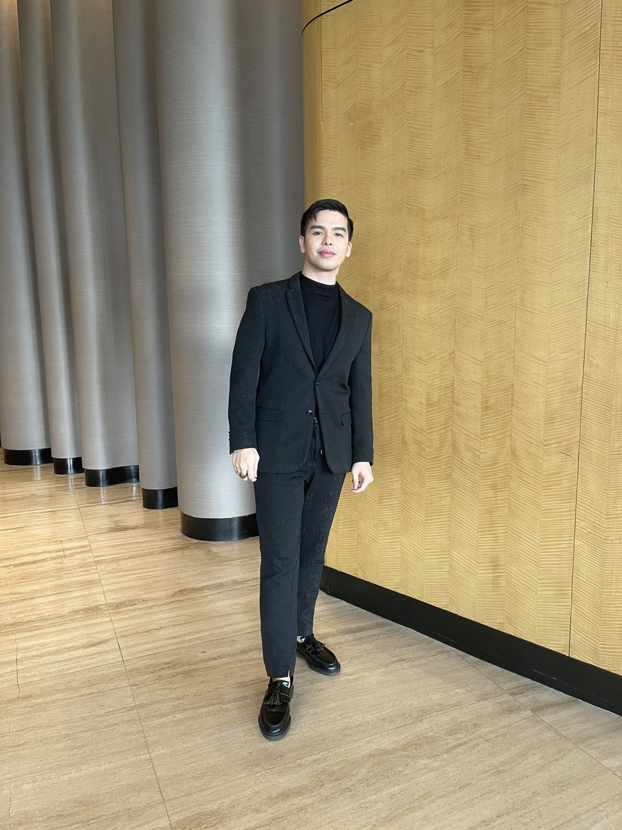 anthonyrosaldo's tweet photo. A rare photo of a guy who attended a wedding in 2021. Not a zoom meeting, but a personal one. A REAL NORMAL ONE! π
P.S. I took of the face mask just for the pic and nagpaswab po kami for this and tested negative ha? π
#PerryTaleNiKris https://t.co/OLRb5VcexK