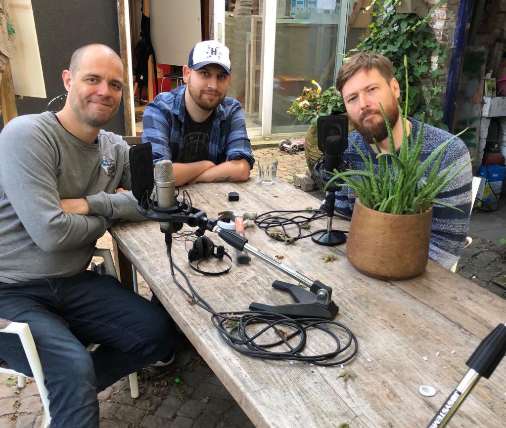 Nieuwe #mosselen0130 nu online!
<a href="/Gilles_vs/">Vanschuylengilles</a> heeft ruzie met een rookmelder, <a href="/DBDtweetz/">Dimitri De Brucker</a> kan eindelijk uit waterputten gered worden en Xander mag nog eens naar een talkshow. xanderderycke.be/podcast