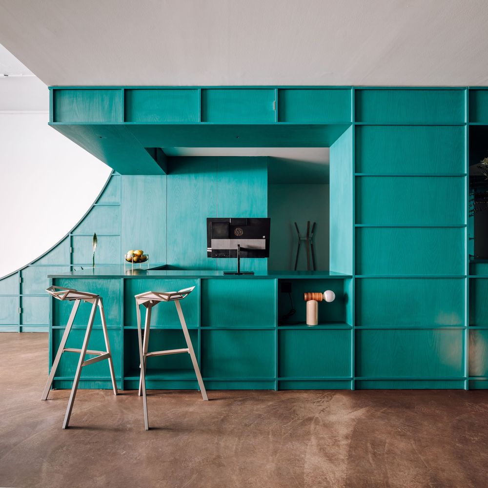 Tienda #Banema , Portugal --> un mueble serpentea el espacio a través de un módulo repetido, creando zonas para compartir actividades, espacios de reunión y nichos de exposición.

#camporcostaarquitectos #FranciscoNogueira #diseñointeriores #makeithappen #themastermakers