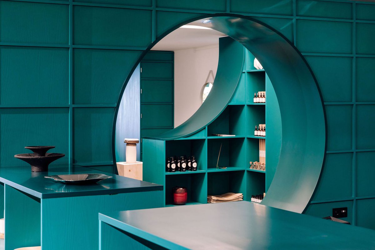 themastermakers's tweet photo. Tienda #Banema , Portugal --> un mueble serpentea el espacio a través de un módulo repetido, creando zonas para compartir actividades, espacios de reunión y nichos de exposición.

#camporcostaarquitectos #FranciscoNogueira #diseñointeriores #makeithappen #themastermakers https://t.co/wc3cnC3wmM