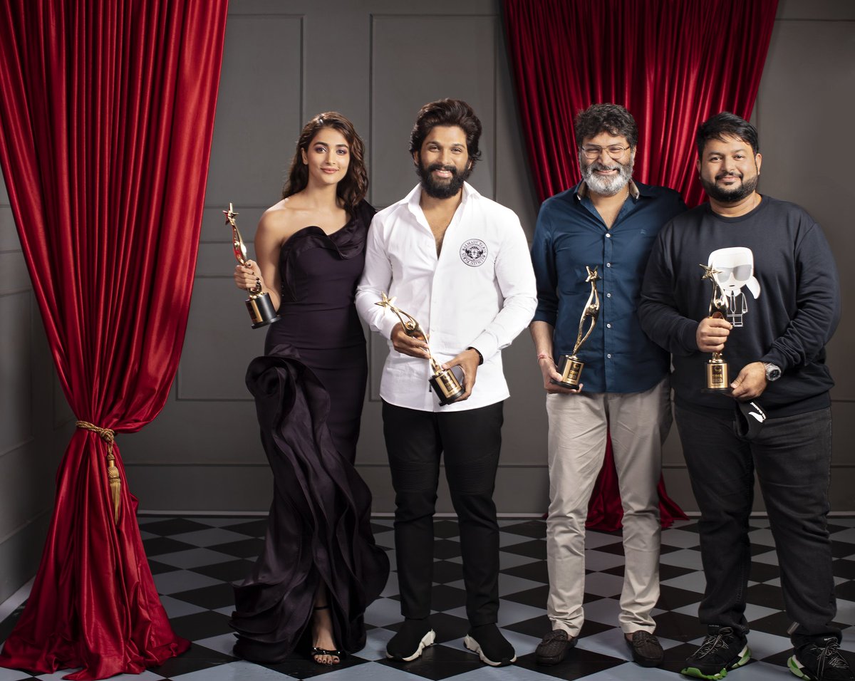siima's tweet photo. The Blockbuster Squad 😎😍

@alluarjun @hegdepooja @MusicThaman #TrivikramSrinivas 

PC: @venketramg

#SIIMA #SIIMA2021 #AlluArjun #PoojaHegde #Trivikram #SSThaman #Alavaikunthapurramuloo #avpl https://t.co/9lhj5n5Q43