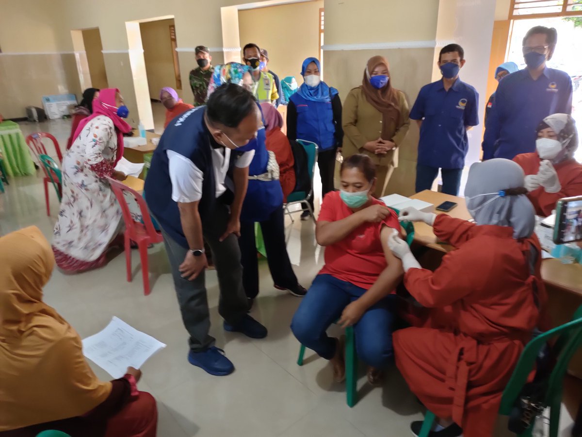 BahtiarRomo's tweet photo. Kunjungan Hj. Sri Wahyuni anggota DPR-RI Fraksi NasDem Dapil Jatim VII dan Bpk Ipong Muchlissoni Wakil Ketua Bidang OKK DPW NasDem Jatim di Desa Sendangagung Kec. Plaosan Kab. Magetan
#NasdemPeduli
@jatim_nasdem_id 
@Fraksi_NasDem 
@DPPNasDem 
@madtu_madali
@lathifaanshori https://t.co/2CjY0HDpVO