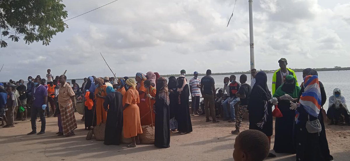 talo_doon's tweet photo. Said from Usipotoshwe takes part in a cleaning day. Cleaning the ocean to secure the fish as it's the main economic activities of the coast regions. #Talodoon #Usopitoshwe https://t.co/DY245U6doW