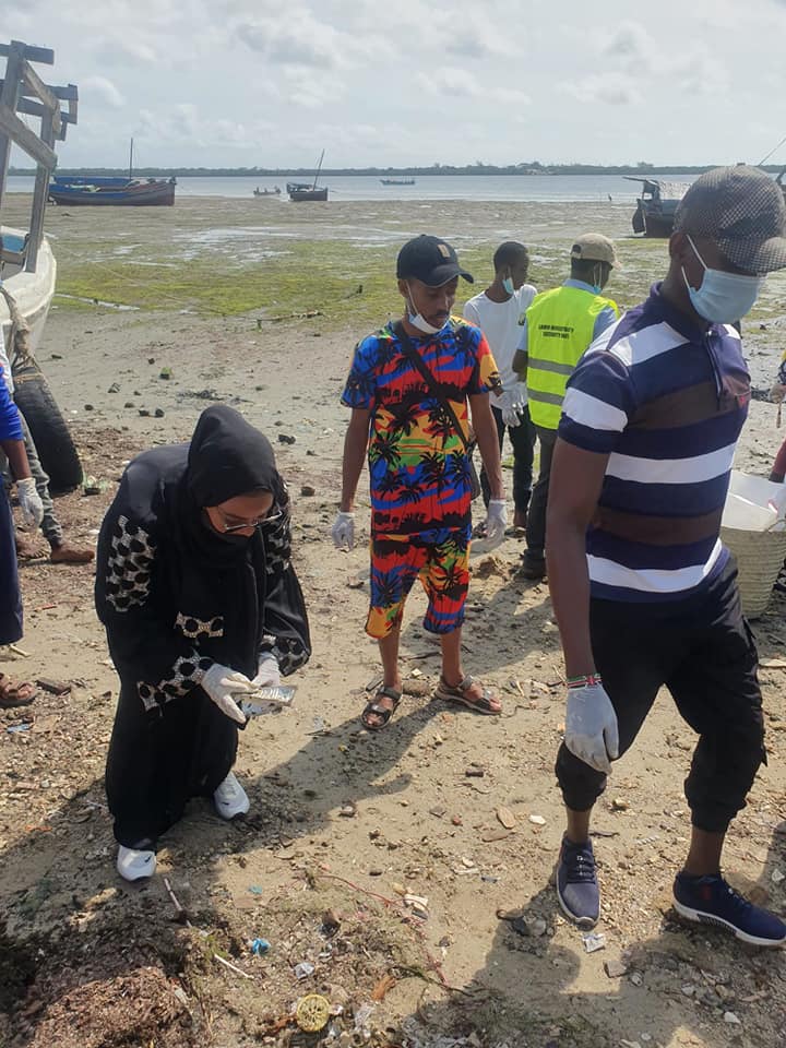 talo_doon's tweet photo. Said from Usipotoshwe takes part in a cleaning day. Cleaning the ocean to secure the fish as it's the main economic activities of the coast regions. #Talodoon #Usopitoshwe https://t.co/DY245U6doW