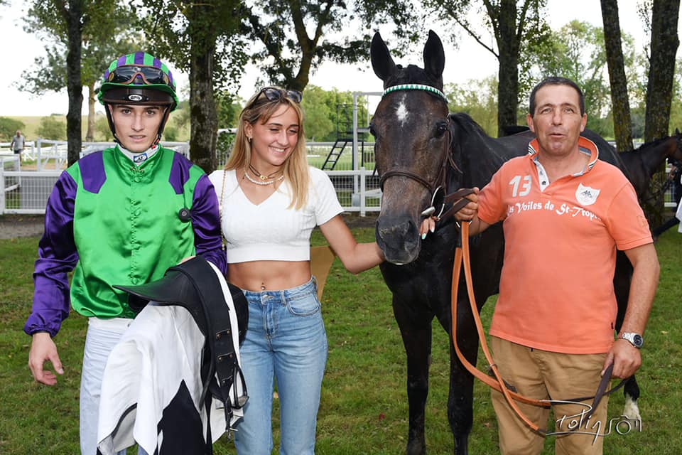ARIADNA et Clément Merille remportent le Prix Dragonne sur l’Hippodrome de Castera Verduzan 🏆 le 26.09.2021 -L’élève du STE Entraînement #DamiendeWatrigant ouvre son palmarès pour sa troisième sortie sous les couleurs de son propriétaire et éleveur Mr Berend Van Dalfsen !