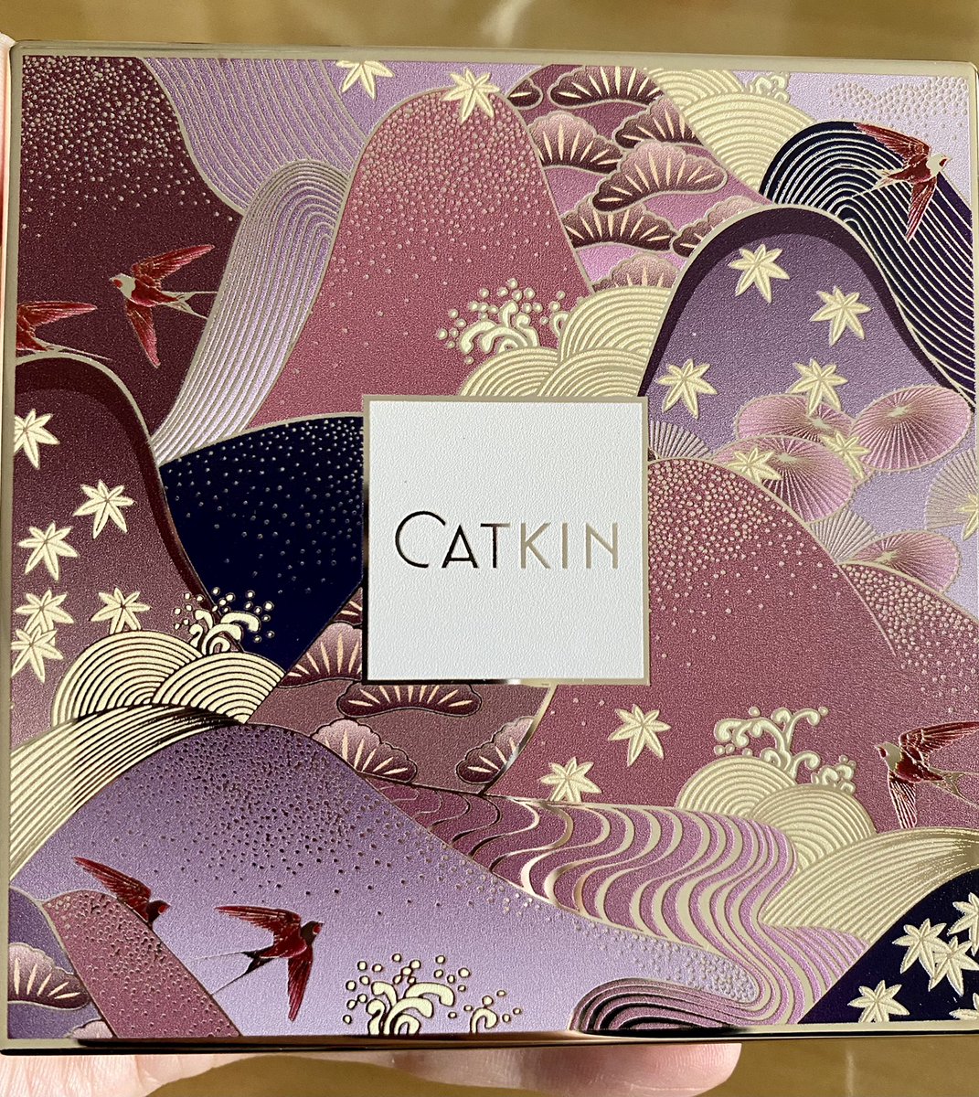 yuki_5314's tweet photo. ハンズ寄ったら前からずっと欲しかったCATKINのアイシャドウも買えたのめちゃ嬉しい🥰 いつも品切れしてて今回もラス1だった…！明日お化粧するの楽しみ！ https://t.co/CBaxrBbxdo