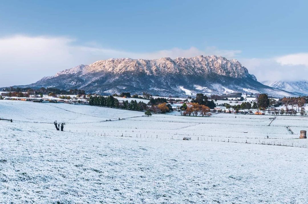 weatherzone's tweet photo. Did you see the low-level #snow in #Tasmania on the weekend? ☃️ The town of Sheffield (280m above sea level) woke up to a nice dusting on Saturday, including some magical scenes of #MtRoland all dressed up in white.

📷  Photo by @ryan_shanz/IG https://t.co/qXVFJYbaqE