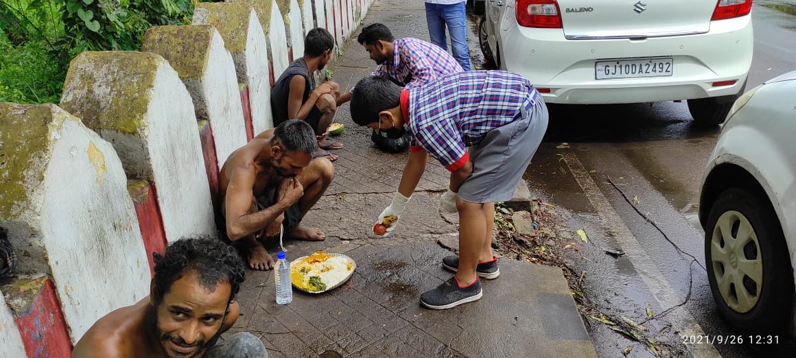 kvparadipport's tweet photo. Rastriya Poshan Maah is being celebrated from 1st September  to 30th September 2021 so specially from September 17 to September 30 . Offering Nutritional Meal to the Needy by students of KV Paradip Port. #POSHANMaah2021 https://t.co/Asnxzn2wdA