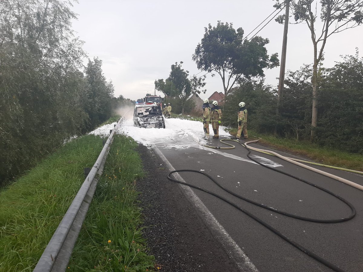 Brw_Westhoek's tweet photo. [LO-RENINGE] Door het blussen van een voertuigbrand langs de lovaart is er wat schuim terecht gekomen op het water. Dit schuim is niet schadelijk en biologisch afbreekbaar. Het drijft richting Alveringem. De Vlaamse Waterwegen werden op de hoogte gebracht. #loreninge https://t.co/osemDwo1LS