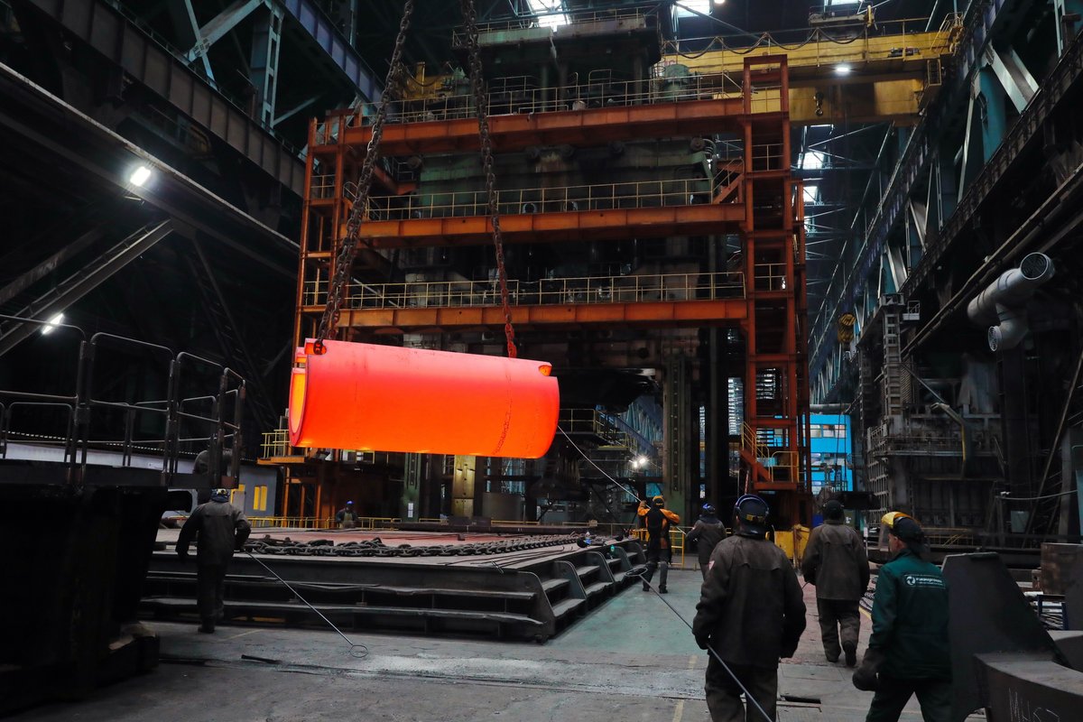 jrmygrdn's tweet photo. Making part of the reactor vessel of Turkey's third nuclear reactor. This piece will be made into a dome shape and welded to the bottom of the steel cylinder, which is way bigger than a bus. Doing it this way mean there are no welds or seams in this part. https://t.co/hcMQToDdbl