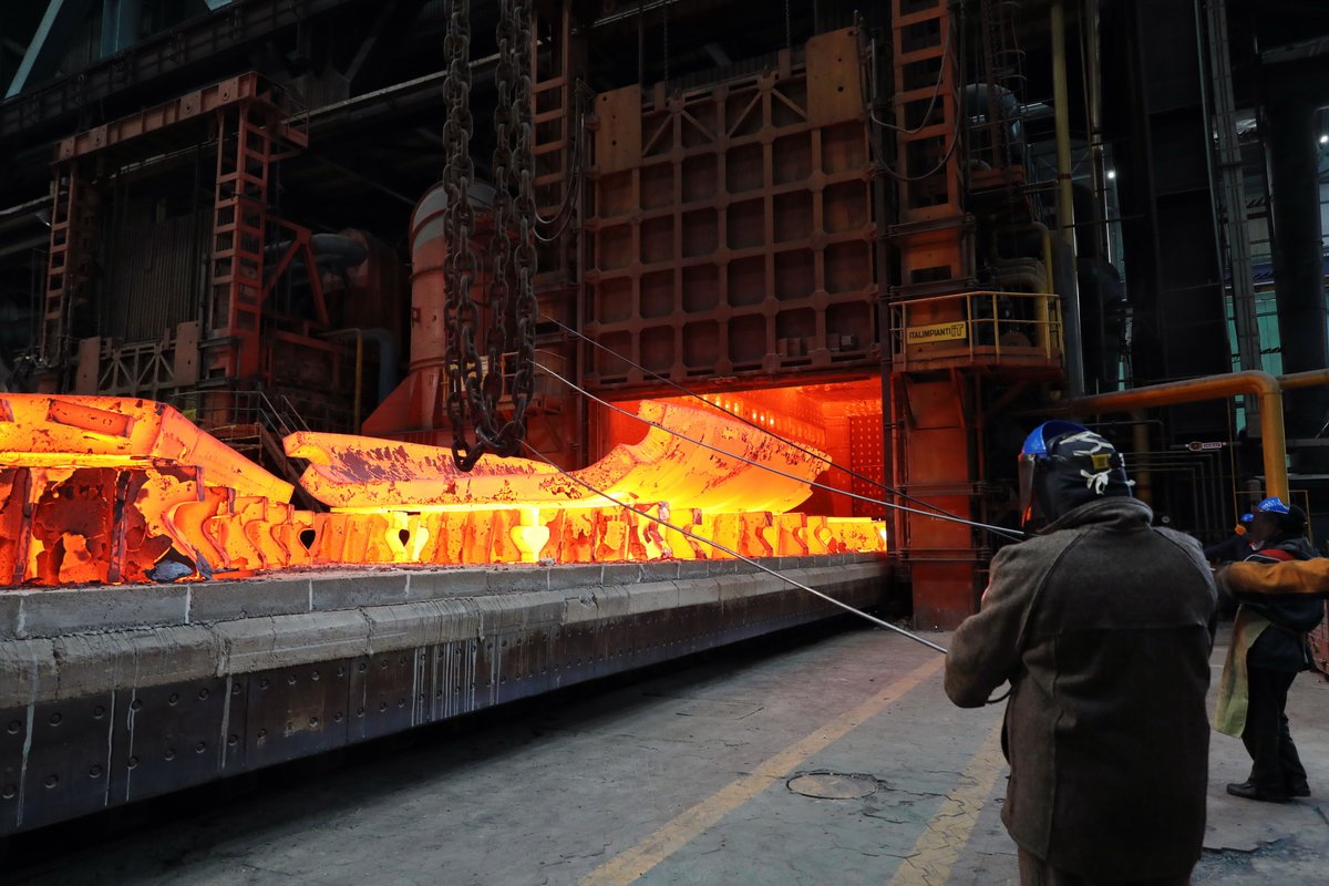 jrmygrdn's tweet photo. Making part of the reactor vessel of Turkey's third nuclear reactor. This piece will be made into a dome shape and welded to the bottom of the steel cylinder, which is way bigger than a bus. Doing it this way mean there are no welds or seams in this part. https://t.co/hcMQToDdbl