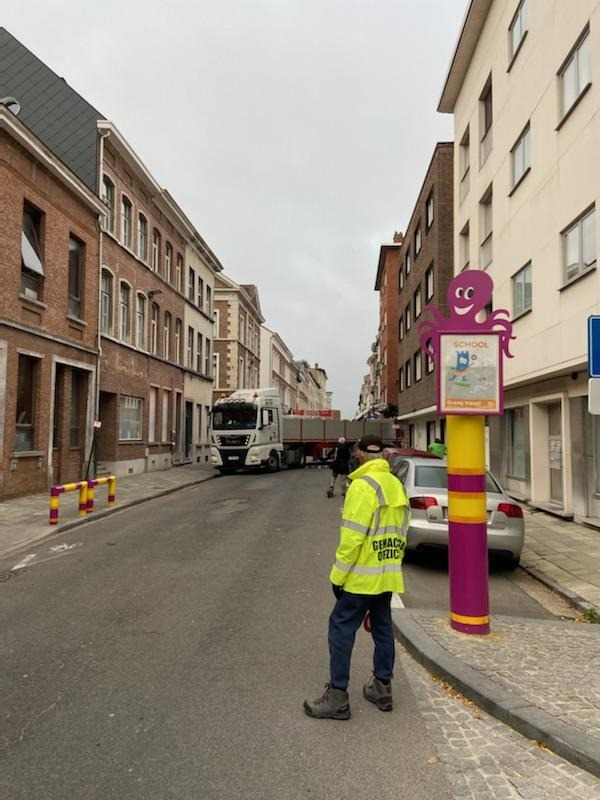Evavds's tweet photo. @Dirk_Lauwers @Stad_Antwerpen @vvsg @VSVerkeerskunde In Mechelen is dit charter ondertekend maar maakt het weinig indruk, vanochtend om 8u15 aan de schoolpoort in een schoolstraat. Antwoord 
@StadMechelen
 : charter is (helaas) enkel een engagementsverklaring https://t.co/jAesdGaUec
