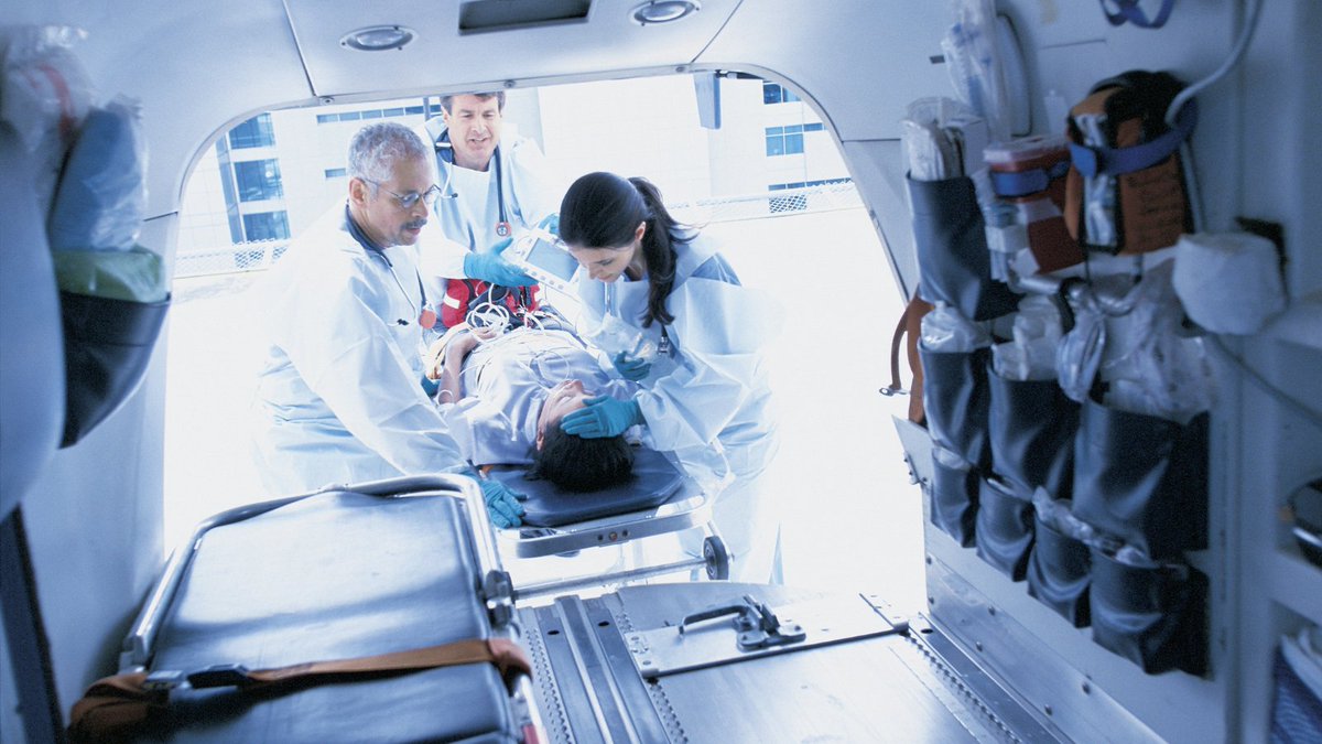 BrandwondenNL's tweet photo. 🏥 Elk jaar worden er ongeveer 200 mensen opgenomen in het ziekenhuis en worden honderden gewonden behandeld als gevolg van een CO-vergiftiging. Een CO-vergiftiging is levensgevaarlijk. Belangrijk dus dat je de symptomen herkent! Lees hier meer ➡️ https://t.co/OmC6qCDTrp https://t.co/QHmwbh8QHw