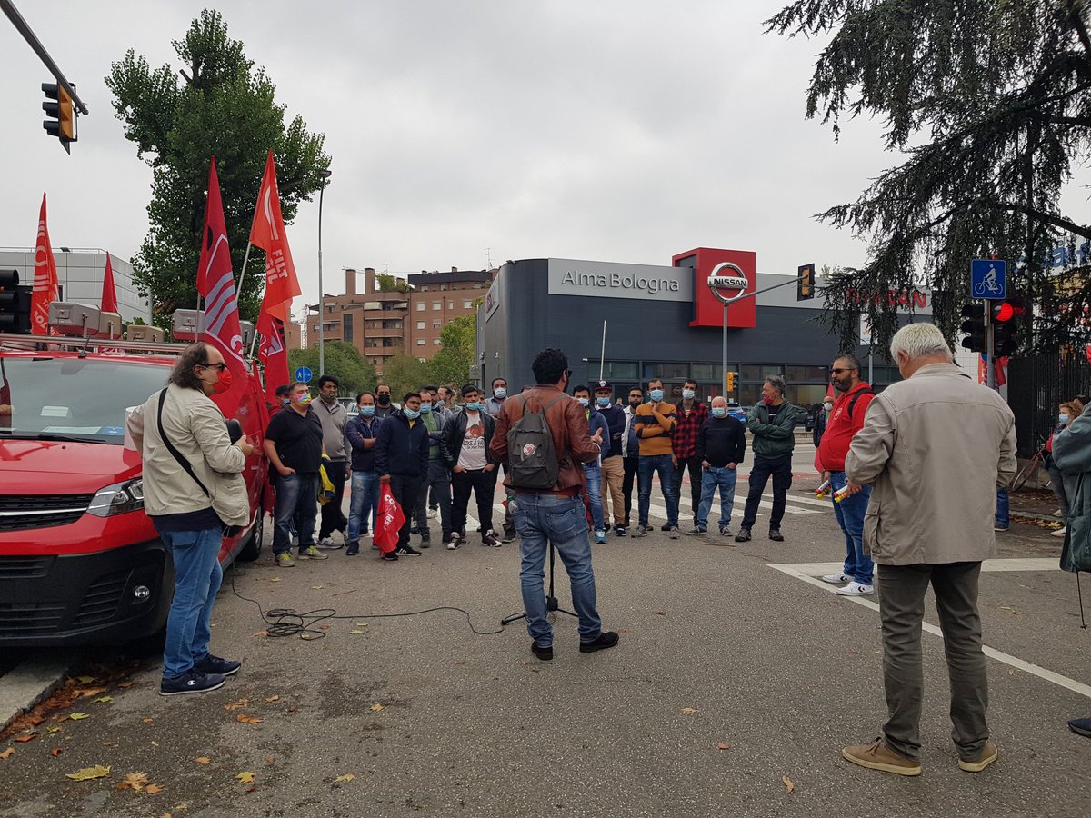 CgilBologna's tweet photo. Con i lavoratori del magazzino #Nexive davanti a #PosteItaliane a #Bologna vogliamo risposte per 50 persone! https://t.co/yZ8fHWEddx