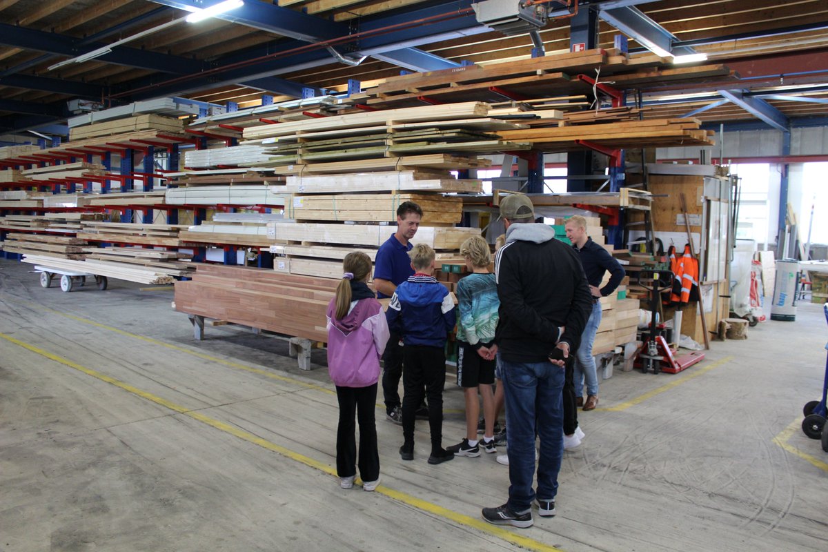 MJ_deNijs's tweet photo. Tijdens #FSCFriday waren de leerlingen van groep 7 uitgenodigd voor een rondleiding door de timmerfabriek, een presentatie over circulair bouwen/hergebruik materialen en een timmeropdracht. Het was een leuke  leerzame ochtend voor de leerlingen van #DeHogeVen. #denijs https://t.co/egRpI4H7Bs