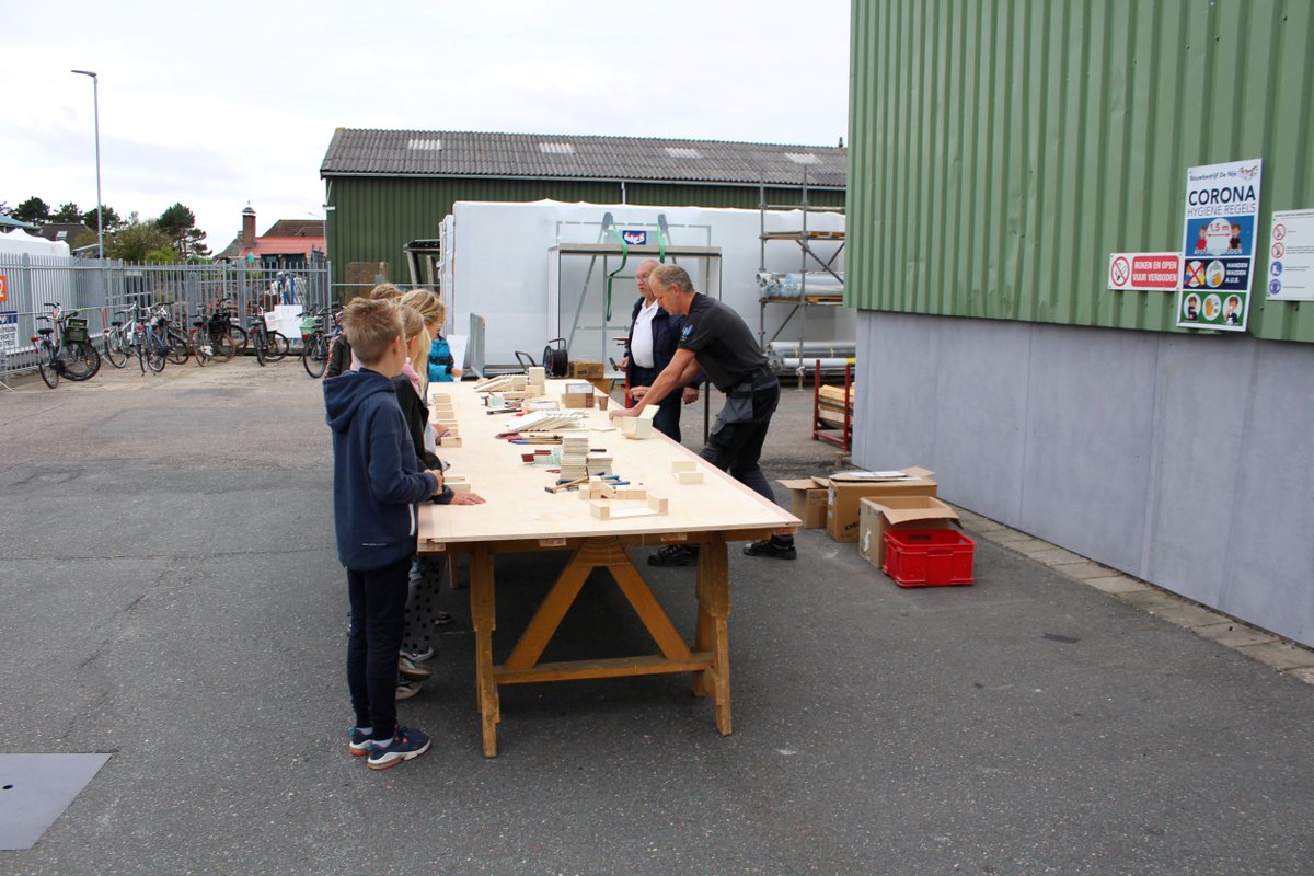 MJ_deNijs's tweet photo. Tijdens #FSCFriday waren de leerlingen van groep 7 uitgenodigd voor een rondleiding door de timmerfabriek, een presentatie over circulair bouwen/hergebruik materialen en een timmeropdracht. Het was een leuke  leerzame ochtend voor de leerlingen van #DeHogeVen. #denijs https://t.co/egRpI4H7Bs