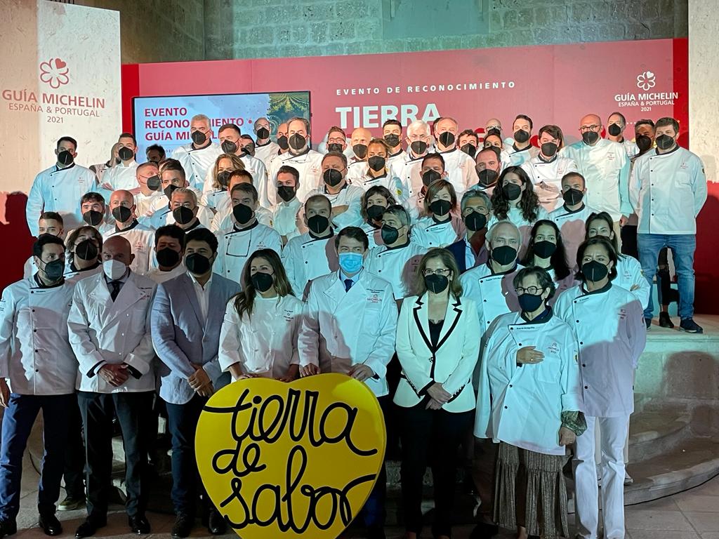 GuiaMichelin_ES's tweet photo. #MICHELINTierraDeSabor
En el magnífico marco de @arledomaine homenajeamos el talento de la gastronomía de Castilla y León, con sus 85 restaurantes en la #GuiaMICHELIN21: 13 con 1 #EstrellasMICHELIN, 18 #BibGourmand, 54 #PlatoMichelin y 2 #EstrellaVerde.
@tierradesabor https://t.co/eN3k2zLpSj
