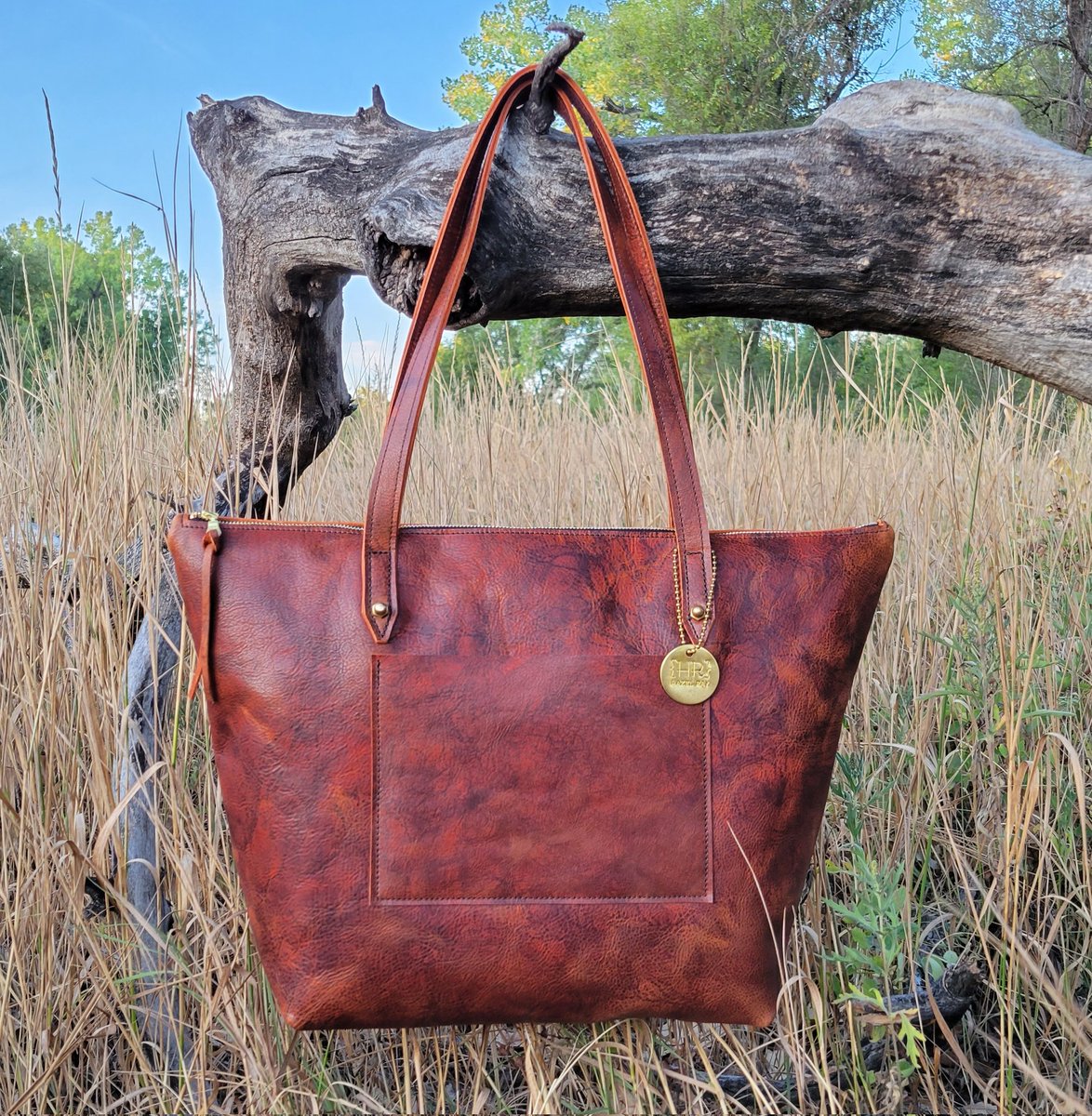 ShopHazelRay's tweet photo. Found the most beautiful hand-dyed brown leather hide and just had to make this traveling bag. I've got a backpack in the works too. 
Find this bag in the shop!
Happy Monday y'all, we got this! 😎

#leatherpurse #brownleather #brownpurse #leatherbag #brownleatherbag #fallpurse https://t.co/yn1aK6XU4q