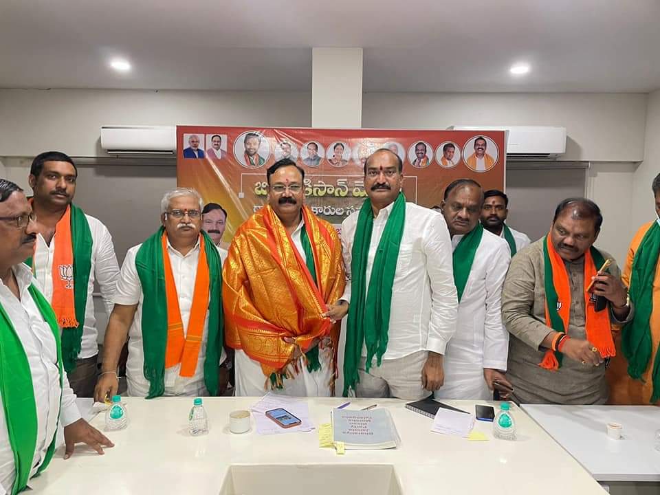 sridharreddyko3's tweet photo. బీజేపీ కిసాన్ మోర్చా రాష్ట్ర పదాధికారుల సమావేశం @BJP4Telangana రాష్ట్ర కార్యాలయంలో జరిగింది, జాతీయ అధ్యక్షులు @Rajkumarchahar9 గారు పాల్గొని మార్గదర్శనం చేశారు.
@bjpkm4kisanTS రాష్ట్ర వ్యాప్తంగా గత సంవత్సర కాలంగా నిర్వహించిన కార్యక్రమాల నివేదిక ను వారికి అందచేసాను
@GPR4BJP https://t.co/JWA5xiCspp