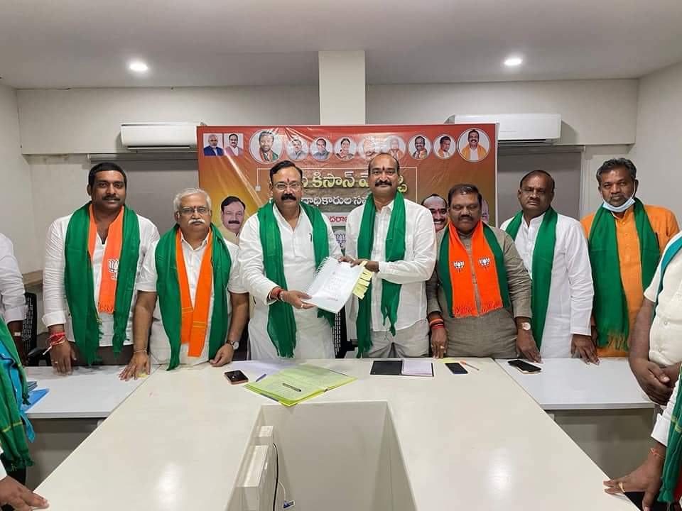 sridharreddyko3's tweet photo. బీజేపీ కిసాన్ మోర్చా రాష్ట్ర పదాధికారుల సమావేశం @BJP4Telangana రాష్ట్ర కార్యాలయంలో జరిగింది, జాతీయ అధ్యక్షులు @Rajkumarchahar9 గారు పాల్గొని మార్గదర్శనం చేశారు.
@bjpkm4kisanTS రాష్ట్ర వ్యాప్తంగా గత సంవత్సర కాలంగా నిర్వహించిన కార్యక్రమాల నివేదిక ను వారికి అందచేసాను
@GPR4BJP https://t.co/JWA5xiCspp
