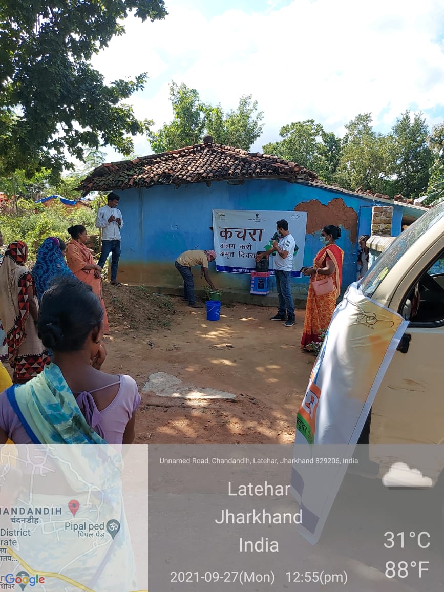 latehar_nagar's tweet photo. आज आजादी का अमृत महोत्सव के तहत कचरा अलग करो जागरूकता अभियान लातेहार शहर के विभिन्न वार्डों में चलाया गया।@SwachSurvekshan @SwachhBharatGov @LateharDistrict नगर पंचायत लातेहार। https://t.co/UmkAAJauiU