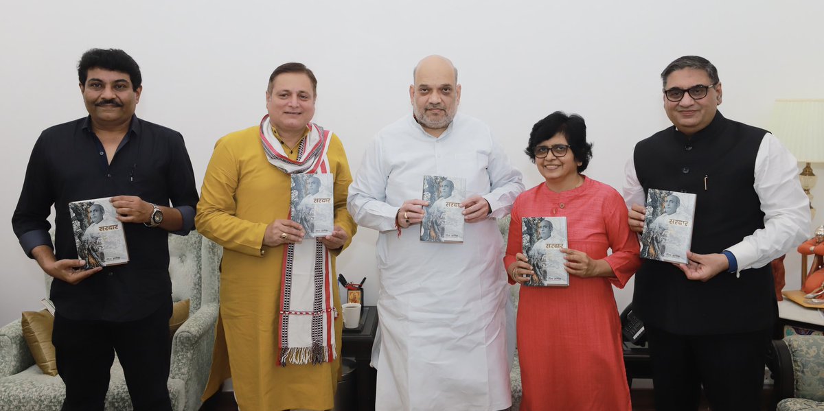 AmitShah's tweet photo. गीता माणेक जी की पुस्तक 'सरदार-द गेम चेंजर' का विमोचन किया।

इस पुस्तक में लौह पुरुष सरदार पटेल जी ने कैसे अपनी अद्वितीय बुद्धिमता व प्रशासनिक कौशल से 550 से अधिक रियासतों का भारत में विलीनीकरण किया वह विस्तृत रूप से बताया गया है।

इस सराहनीय लेखन को अवश्य पढ़ें। https://t.co/FicpiCGJvz
