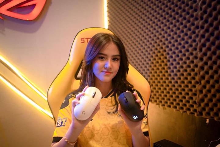 LogitechID's tweet photo. Kamu lebih suka #ProXSuperlight yang warna apa nih Logi friend? 🤍🖤 
#PlayToWin #LogitechGIndonesia 
📸 IG anisarahim https://t.co/OL6BGjc0TA