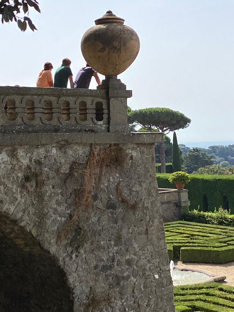 GOJFRC's tweet photo. Happy faces and great shared moments during the New Student Orientation visit to Castel Gandolfo! #JFRC students had the opportunity to visit the Apostolic Palace and the estate's picturesque gardens. https://t.co/2ITrRNJLiE