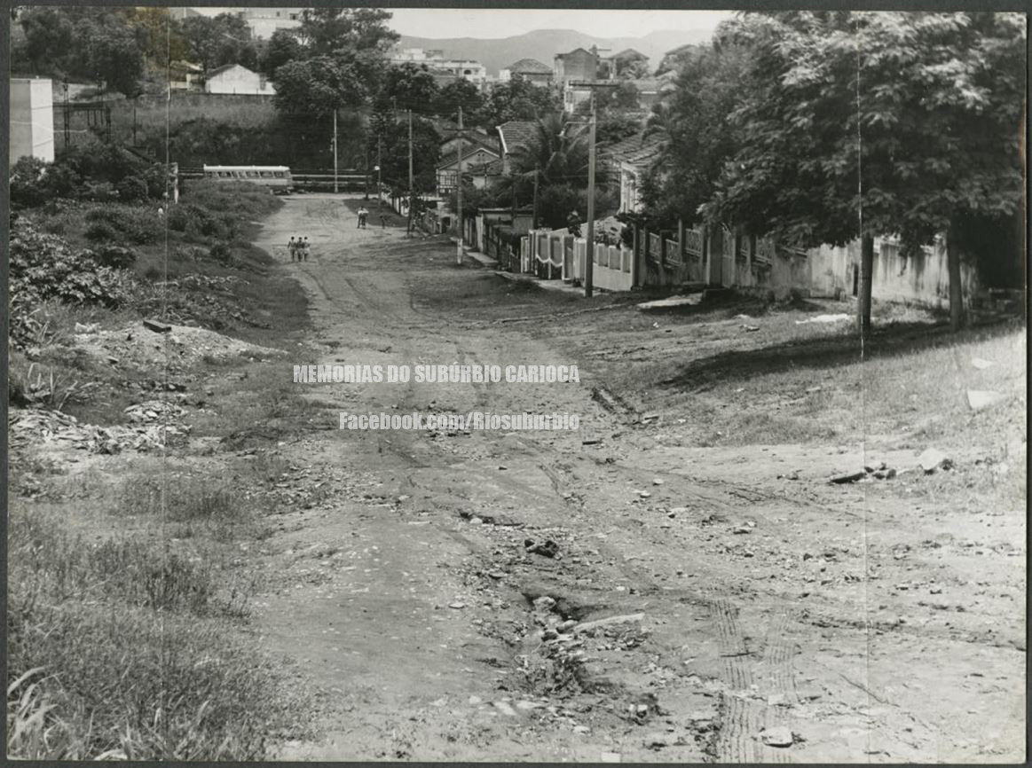 RioSuburbio's tweet photo. Cascadura - 1969
Assim era a Rua Ferraz, em Cascadura, no ano de 1969.
Curta @RioSuburbio
Acervo: @ArquivoBrasil
#Rio @ORioAntigo @rio_antigo #Rioantigo #Cascadura #SubúrbioCarioca #memoriasdosuburbio #Oldrio #ZN #suburbio #memories #compare https://t.co/7QqIPSu6st