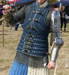 توییتر ぶーすけ در توییتر ふわっとレザーホバークにブリガンダイン重ねたのが欲しくなったので いずれ アーマーコンパニオン みたいなの作ろうかな 鎧の重ね着や部分鎧組み合わせルールと 当然甲冑製作ルールも チェインやレザーホバークにコートオブ