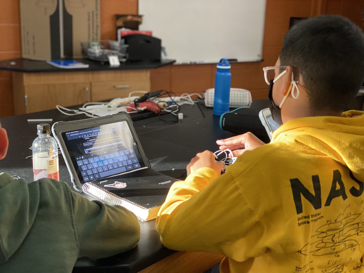 edUcation_frwd's tweet photo. Kicking off the week teaching #Biology and couldn’t be happier!
🧠-Power in here is Bananas!
🎛🚀✨🧬

@NSTA @STEM_Saratoga @NASSP @BillGates @melindagates @GatesUS @WRCCSworks @create4stem @STEMForward #STEM #STEaM #PBL #CBE #COMPETENCYBASEDed #Science #ProjectBasedLearning 🧪🔁 https://t.co/TVY7abbcAW