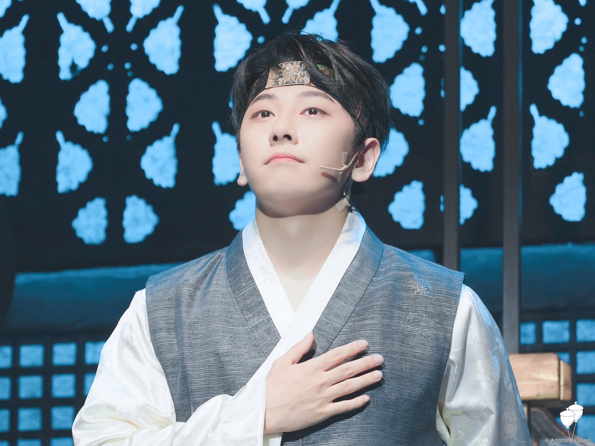 AcornBalloon's tweet photo. 210918 뮤지컬 창업 커튼콜

🐿👑🙌🏻

#노태현  #RohTaeHyun #ノテヒョン #テヒョン #盧太鉉 #卢太铉
#뮤지컬창업 #창업 #로방원 https://t.co/fRiQk9nKEq