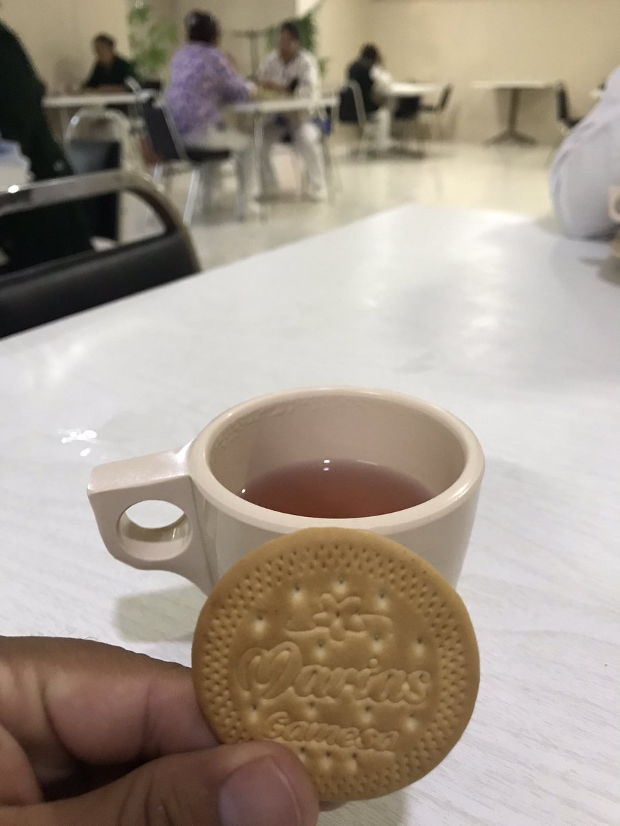 PeralvaD's tweet photo. @DraHuerta09 Me está diciendo que a ustedes les dan cubiertos ???? 
A nosotros nos va bien si nos dan una tasa 😔 https://t.co/N6896durhq