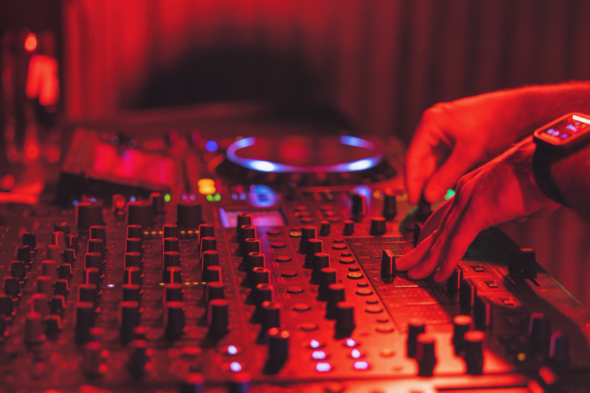 Fourfourdj's tweet photo. The @PioneerDJglobal V10 mixer is absolute levels 💯🔥 

Come and try your mixing skills on this bad boy 🎚🎛🎚 DM or email learn@fourfourdjacademy.co.uk 📲 https://t.co/St9Ob1bH1w