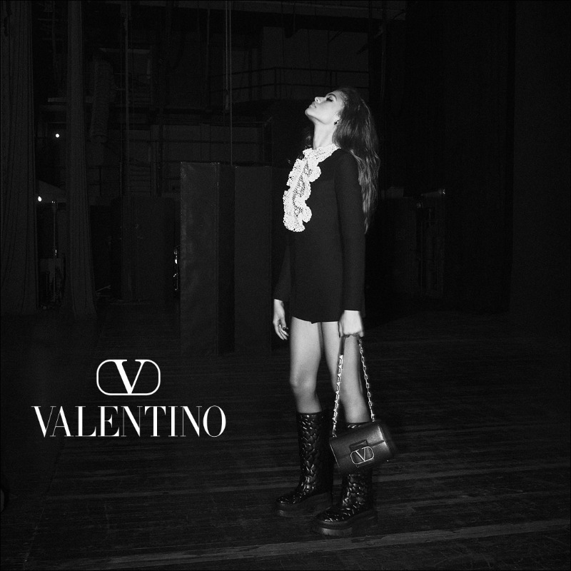 MaisonValentino's tweet photo. Una nuova attitudine al centro della scena interpretata dalla teatrale energia di Zendaya. Scopri la nuova collezione #ValentinoActCollection, una vibrante combinazione di pattern optical, ricami artigianali e nuovi accessori.