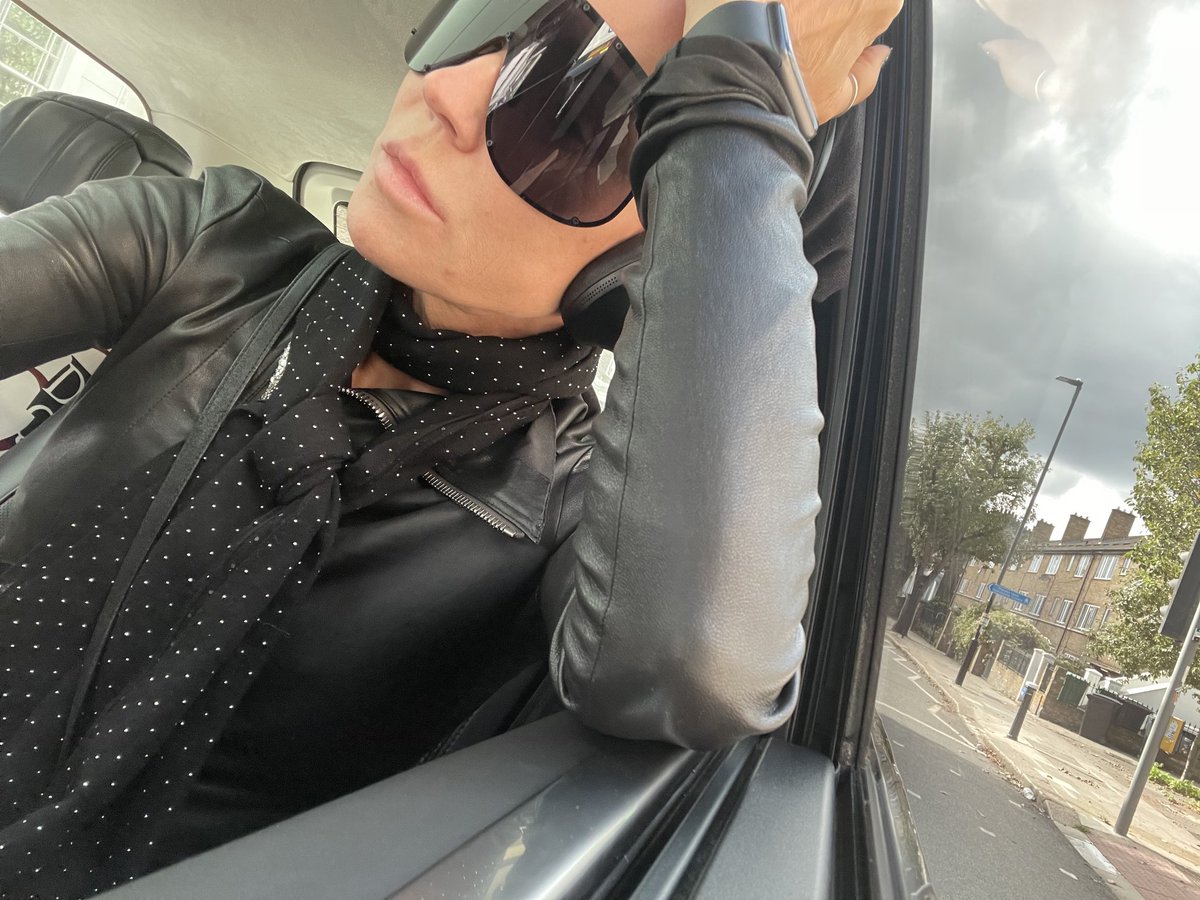 Daphne Guinness tweet media