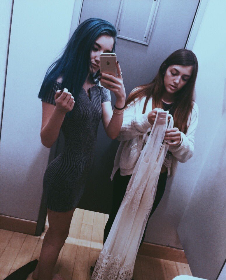 anasandmann's tweet photo. i know i was skinny in highschool but god damn, i don’t remember being that skinny😅😅 https://t.co/Jm7fVOJr5h