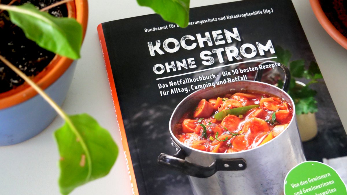 BBK_Bund's tweet photo. Ab heute ist unser #Notfallkochbuch #KochenOhneStrom endlich im Buchhandel erhältlich!
Rezensionsexemplare können beim Verlag @BassermannBooks erbeten werden: https://t.co/jbWRciTP0t (Presse) oder https://t.co/GDtadxUxKq (Blogger:innen)
Alle Infos: https://t.co/T57gXUiDnQ ^sg https://t.co/PvkDqiuLeo